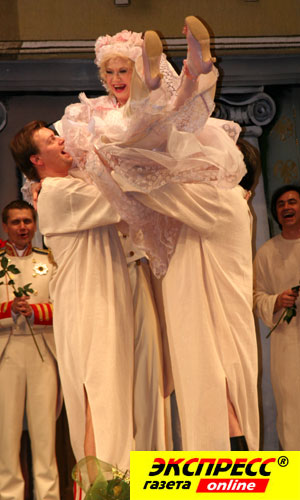 ЮБИЛЯРША: ее с наслаждением носят на руках молодые мужчины