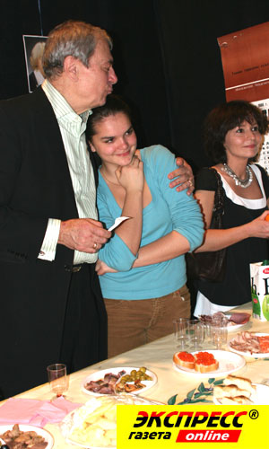 ГЛАВА СЕМЬИ: Александр Лазарев с внучкой и невесткой