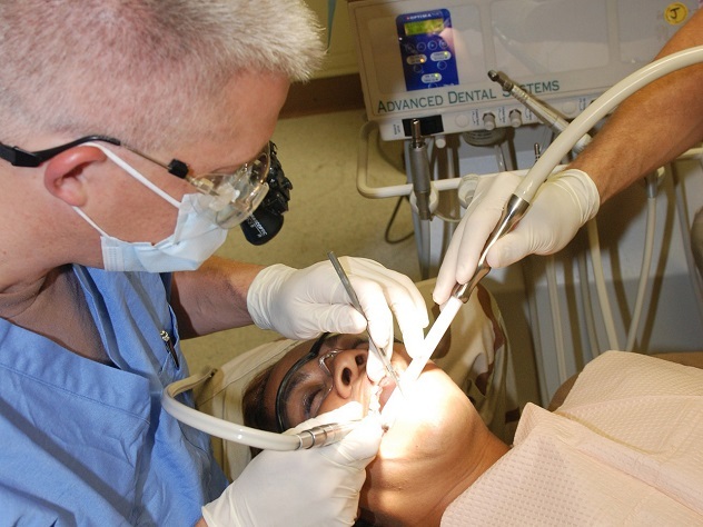 Пугающий памятник зубной боли появился в Петербурге