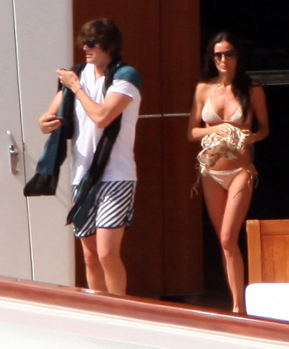 Эштон КАТЧЕР и Деми МУР на борту яхты своих друзей