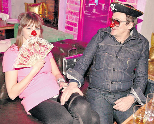 В разгар вечеринки Полина и Дмитрий надели клоунские носы