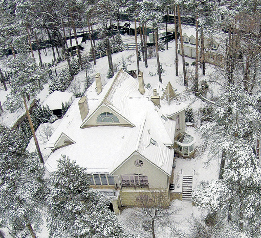 Внутренняя отделка хозяйского особняка выполнена в смешанном стиле, сочетающем классику, ампир и прованс. Мебель и предметы интерьера супруга певца заказала в Италии