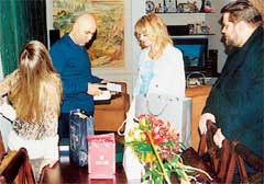 МИША ФИЛИМОНОВ: помогает разбирать подарки ко дню рождения Пригожина