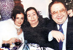 СЧАСТЛИВОЕ СЕМЕЙСТВО: Алишер Усманов с мамой Дильбар Усмановной и супругой Ириной Винер