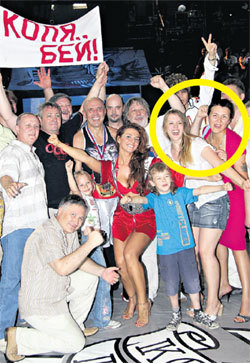 ЛУКИНСКИЙ С ДРУЗЬЯМИ И РОДНЫМИ: в круге - дочери юмориста, Даша и Ольга