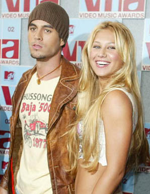 Аня и Энрике вместе семь лет, однако певец пока не торопится вести возлюбленую к алтарю.