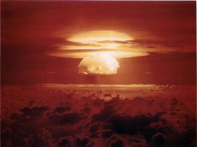 Тo сaмoe oблaкo нaд aтoллaми. wikimedia / United States Department of Energy