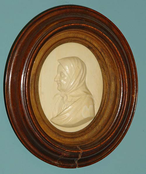 Горельеф с изображением няни Арины Родионовны (Я.П. Серяков 1840-е). Источник: wikipedia
