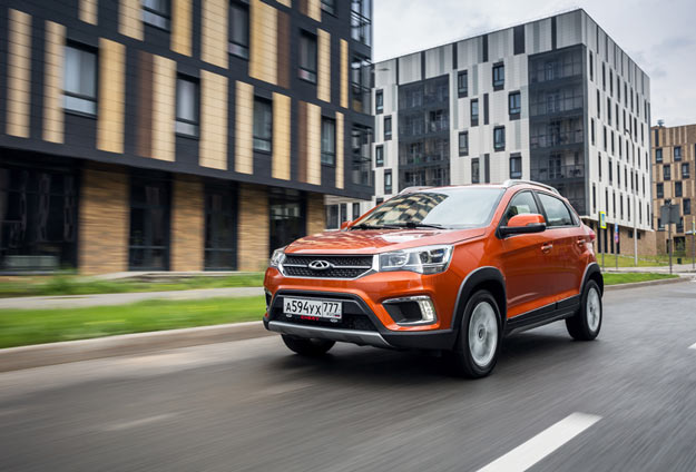 Chery Tiggo 2. Несмотря на определенное недоверие к китайским моделям, именно Chery Tiggo можно довольно часто встретить на дороге. Автомобиль имеет достаточно молодежный дизайн и привлекает в первую очередь своим внешним видом. Сейчас цены на модель начинаются с отметки в 673 000 рублей. На самом деле для китайского авто не так уж и дешево, но видимо это все-равно позволяет сохранить конкурентоспособность. За версию на «автомате» придется выложить и вовсе больше чем 800 000 рублей. (Фото: Chery)