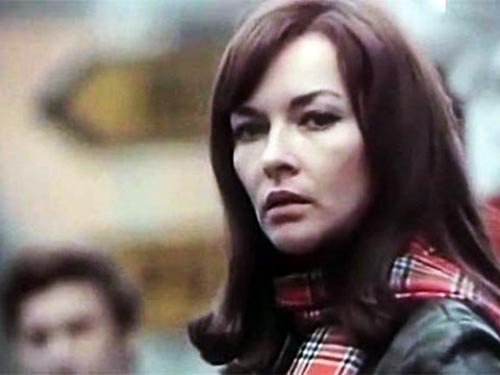 1972 год ознаменовался для актрисы грандиозным успехом – после выхода эротической драмы «Анатомия любви» она, фактически, получила статус секс-символа польского кинематографа. От дублерши на съемках Брыльская отказалась, во всех сценах снималась сама. После премьеры актрису упрекали в излишней откровенности. В советском прокате Барбару Брыльскую в этой ленте озвучивала Нина Гребешкова. Разумеется, самые откровенные сцены наша цензура вырезала. Кадр из фильма «Анатомия любви» (1972).