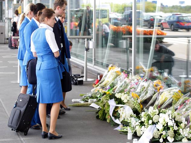 Цветы в аэропорту Амстердама в память о жертвах рейса MH17.