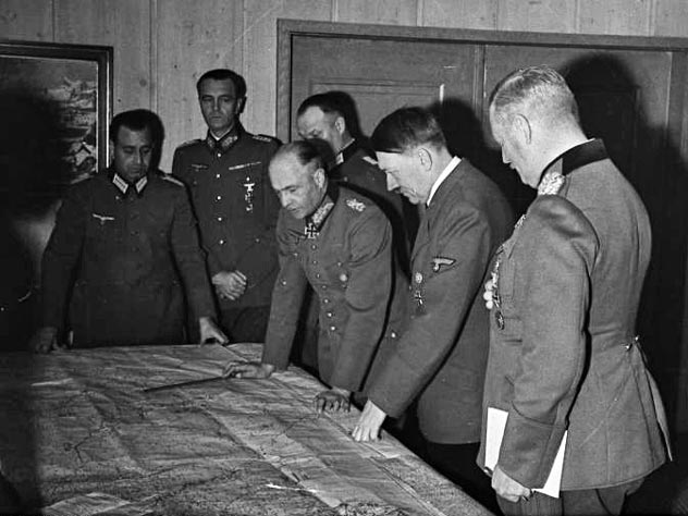 Адольф Гитлер на совещании с генералами Третьего Рейха, октябрь 1941 г. Фото: wikimedia.org