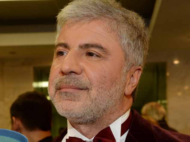 Известный исполнитель Сосо Павлиашвили опубликовал на своей страничке в Instagram видеозапись, где рассказал о том, что нашел на крыше дома семерых котят. При этом мать малышей куда-то убежала и оставила все «богатство» певцу. Павлиашвили отнес котят к ветеринару, и та обрадовала, что они совершенно здоровы.