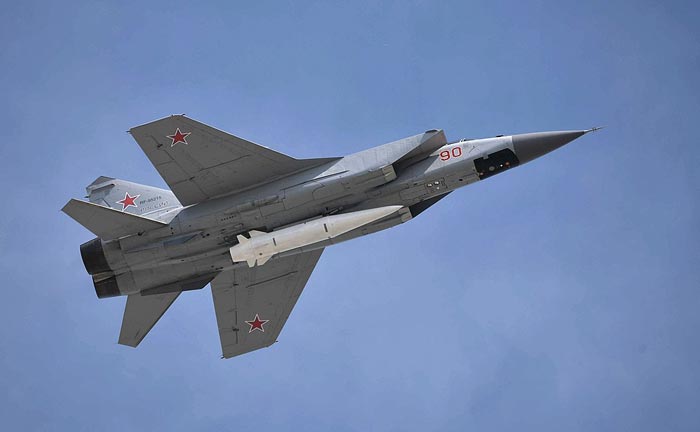 Гиперзвуковая ракета «Кинжал», закрепленная в нижней точке подвески на корпусе истребителя-перехватчика МиГ-31К. Источник: kremlin.ru