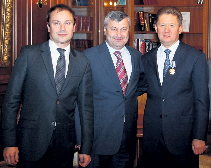 2010 год. Лев ПАВЛЮЧКОВ курировал строительство газопровода Дзуарикау - Цхинвал, за что получил благодарность президента Южной Осетии Эдуарда КОКОЙТЫ и главы «Газпрома» Алексея МИЛЛЕРА