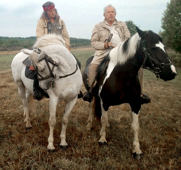 Сооснователи «Машины времени» - «ватник» Юрий Борзов и «либерал» Андрей Макаревич (в имении Борзова под Москвой)