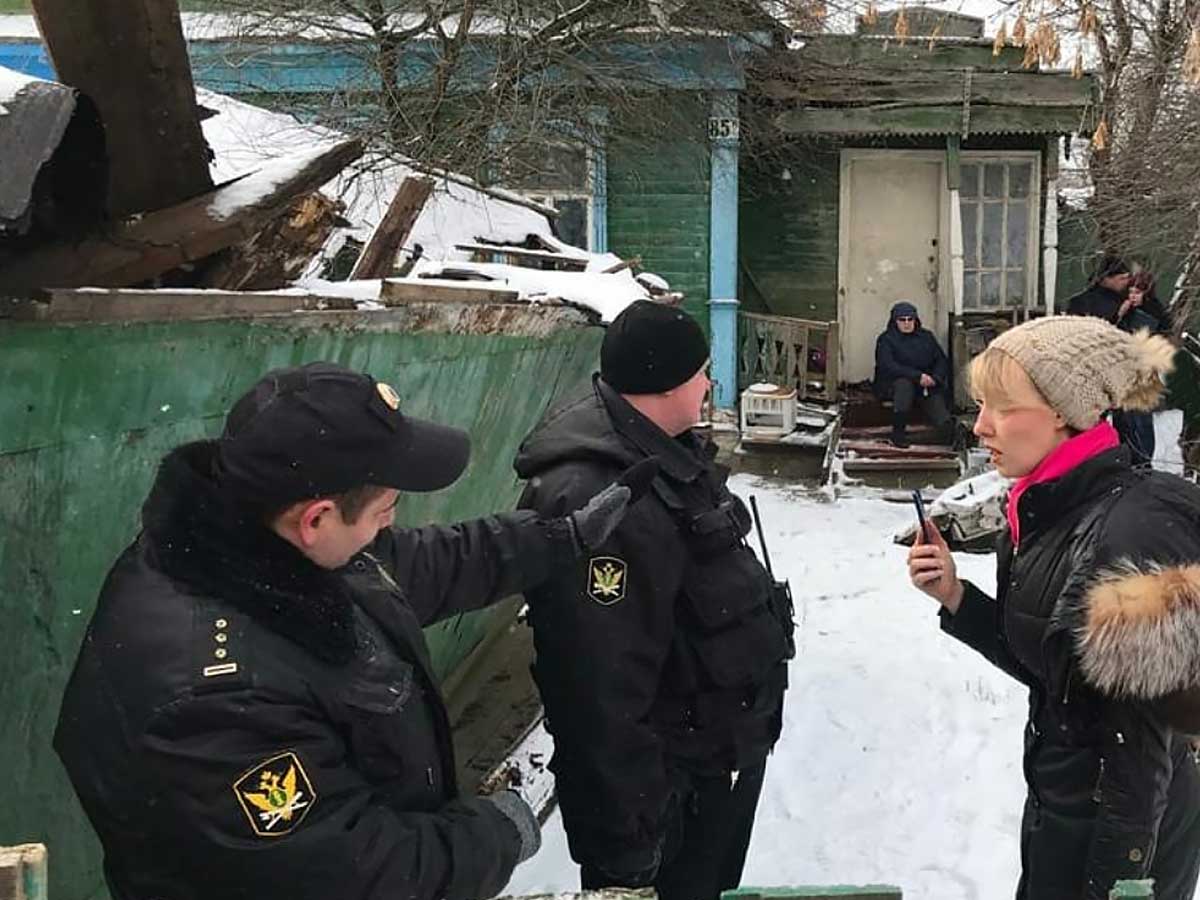 Депутат Мосгордумы замуровала себя в доме с украинской пенсионеркой Депутат Мосгордумы замуровала себя в доме с украинской пенсионеркой