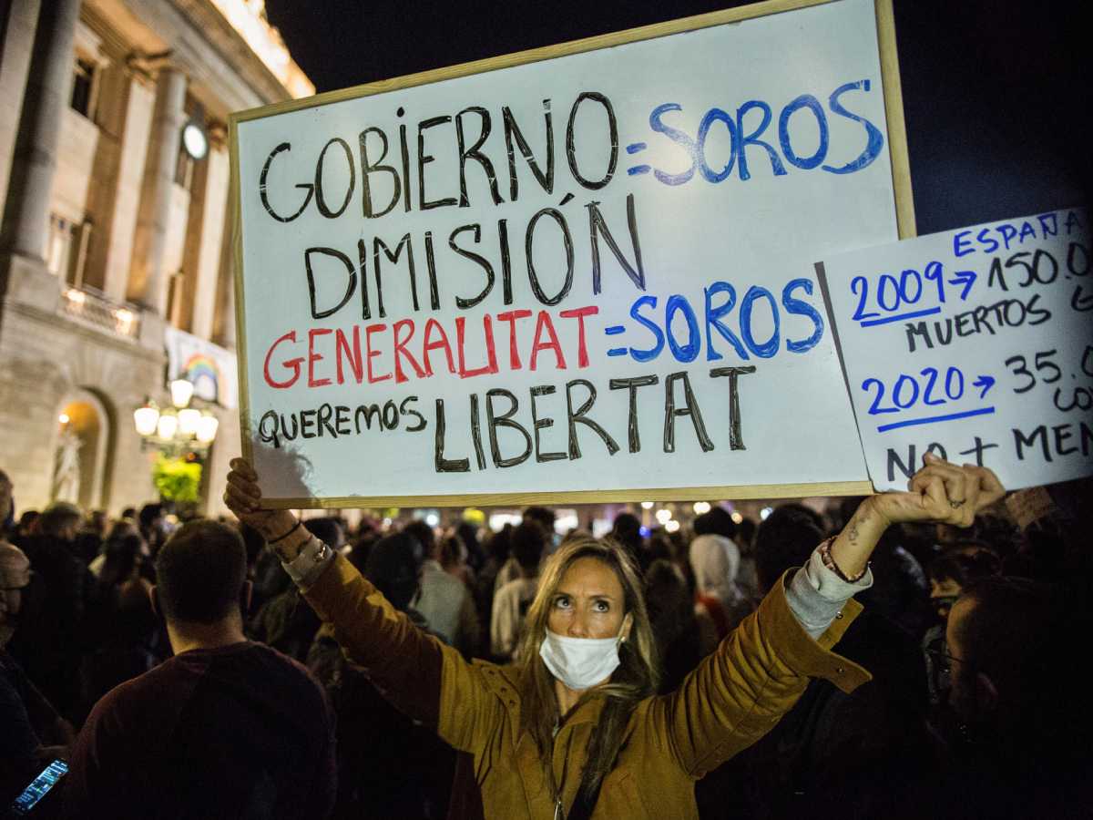 Протесты в Испании Испанцы протестуют против комендантского часа, введенного из-за коронавируса