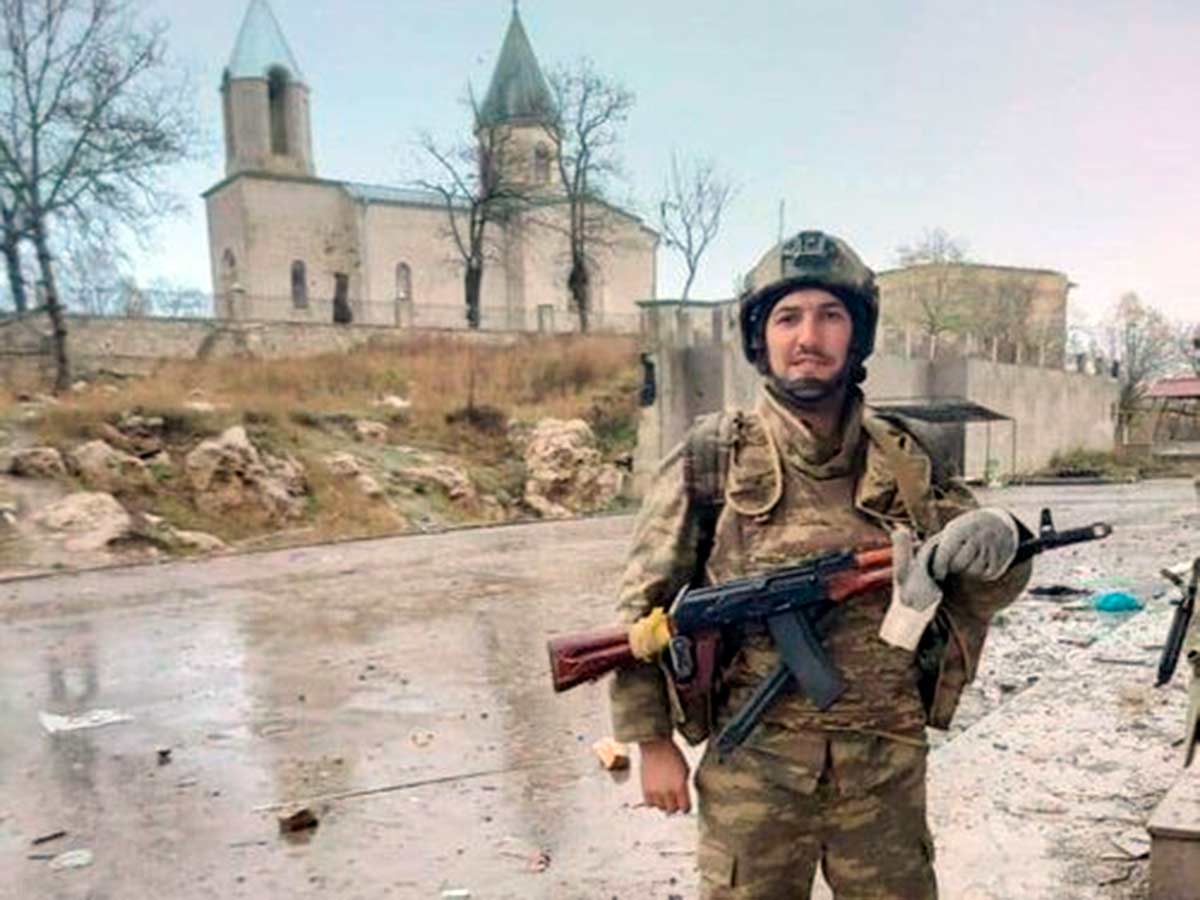 В соцсетях появился снимок предполагаемого бойца ЧВК «Вагнера» в Шуши В соцсетях появился снимок предполагаемого бойца ЧВК «Вагнера» в Шуши
