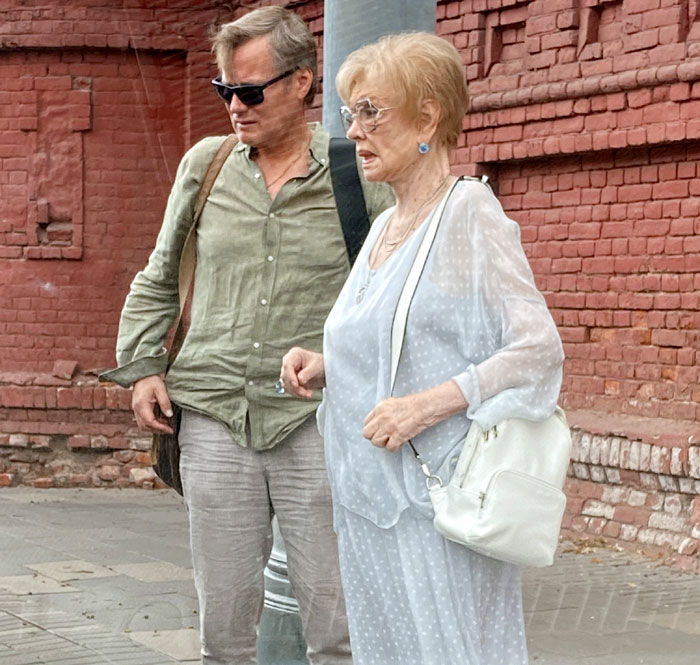 Выйдя из машины, народная артистка как чувствовала, что вот-вот начнется дождь, и велела зятю Игорю захватить зонт