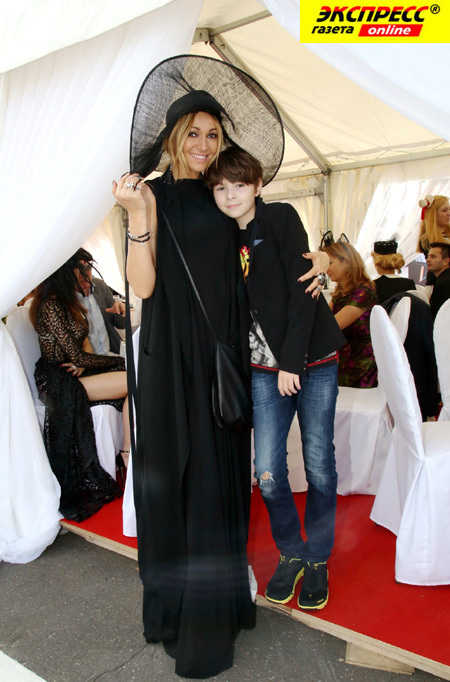 АНЖЕЛИКА АГУРБАШ С СЫНОМ