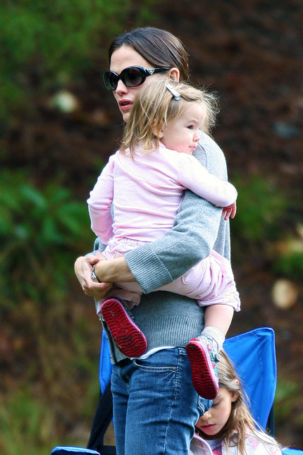 Актриса взяла на футбольный матч свою полуторагодовалую дочку Серфину