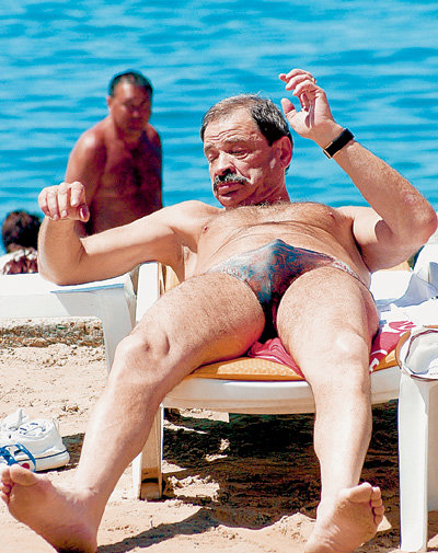 Едва ОЛЕЙНИКОВ разоблачается на пляже, все женщины смотрят на него с восхищением