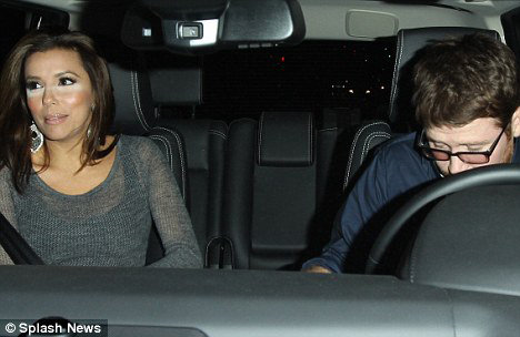 Ева отправилась поужинать со своим другом, актёром Кевином Конолли. Лицо актрисы при этом украшали странные белые разводы под глазами.