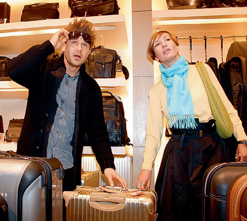 Артист плевал на потерянные вещи, поскольку любимая обещала купить ему взамен одного чемодана целых три