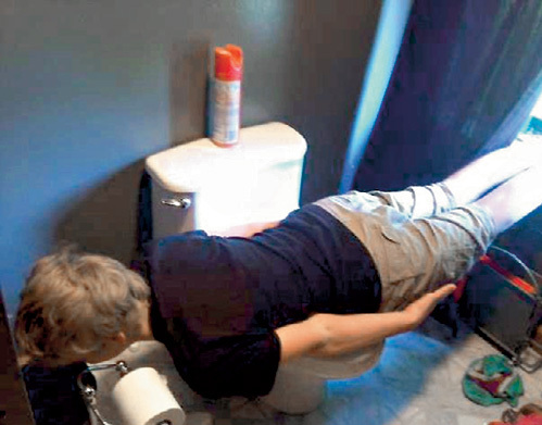 Классическая поза: субъект лежит лицом вниз, руки вытянуты вдоль тела и прижаты к бокам