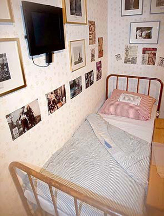 Спал будущий мультимиллионер в спартанских условиях