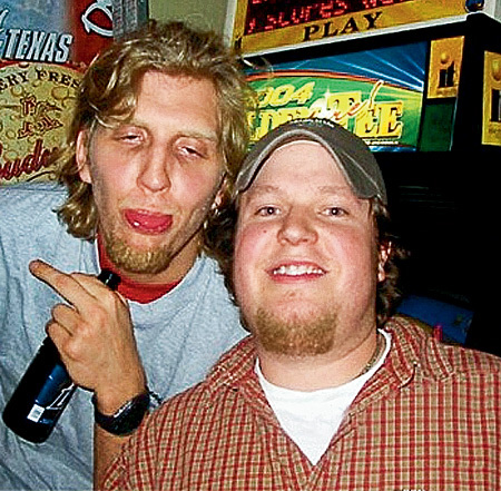 Дирк (слева) отдыхает, как истинный ариец