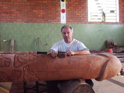 Кровать украшают гигантские фаллосы.