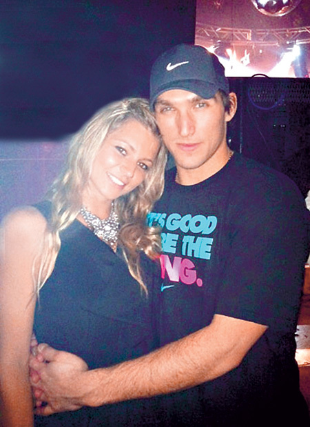 Саша ищет любую возможность побыть с Машей (фото из Твиттера Александра ОВЕЧКИНА)