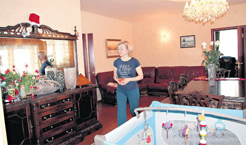 В просторной столовой стоит манеж для малыша