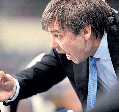 Наставник «Динамо» Олег ЗНАРОК обладает поставленным ударом с обеих рук (фото Константина ИВАНОВА/