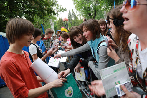 Группа «Герои» общается с фанатками