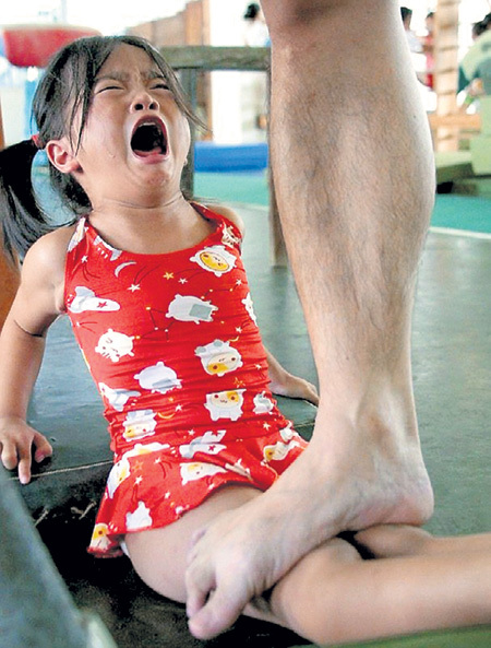 Твёрдая нога тренера направляет маленькую китаянку на путь, ведущий в большой спорт