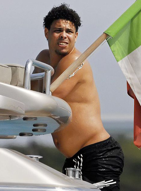 Зубастик наслаждается заслуженным отдыхом.