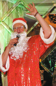 Ведущий вечера Олег НАЗАРОВ зажигал в костюме Деда Мороза