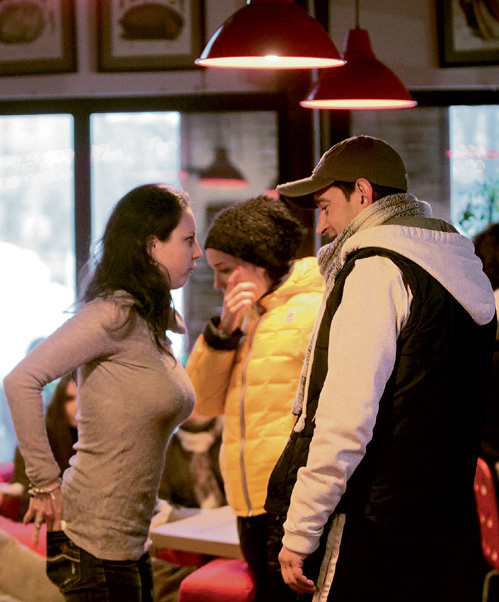 Константин не сводил глаз с Ирины ни в кафе…