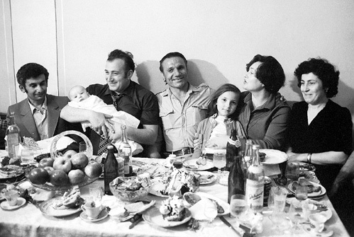 Пассажиры злополучного троллейбуса приглашали своего спасителя в гости (Шаварш второй слева с новорождённым сыном хозяев дома на руках)