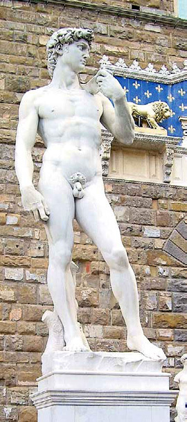 Статуя Давида настроила влюблённых на лирический лад