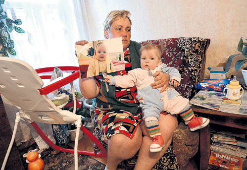 Татьяна Валентиновна видит в Дашеньке черты своего сына (его детскую фотографию она держит в руках)