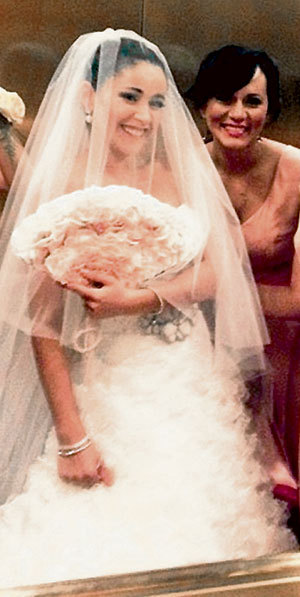 Белое платье и фата очень идут Любе