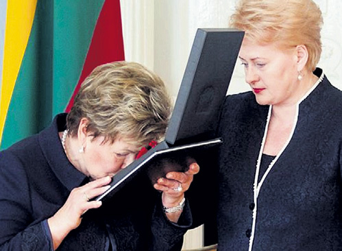 За заслуги в развале СССР Литва посмертно присвоила Борису ЕЛЬЦИНУ Большой крест ордена Креста Витиса. Президент Литвы Даля ГРИБАУСКАЙТЕ вручила его Наине Иосифовне