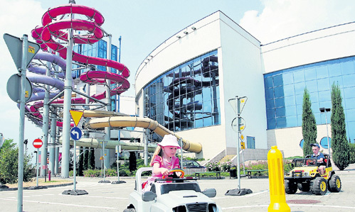 Открытый в 2000-м аквапарк - самый большой в Польше. В нём три бассейна, множество горок, восемь джакузи, сауны. Билет: от 11 зл./час