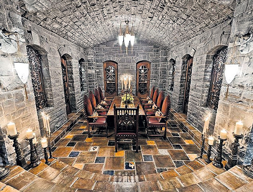 Столовая Селин отсылает во времена готики
