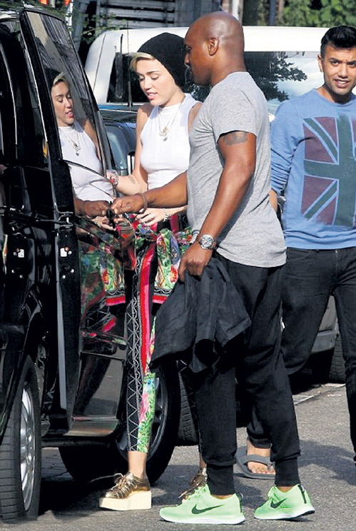 В Амстердаме ботинки Майли САЙРУС от Chanel шагали по кривой дорожке