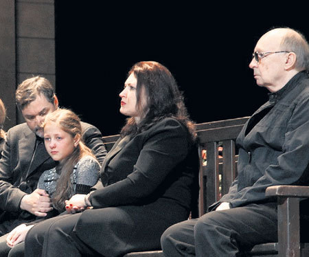 ...старший сын Алексей с дочерью Лизой и женой Анной, Андрей МЯГКОВ